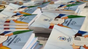 Alunos lançam oitavo livro de redações na Noite da Dedicatória
