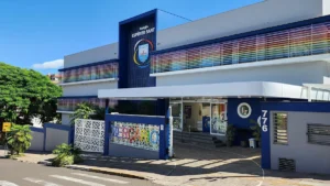 Portão principal do Bloco 3 (Berçário) pronto para uso