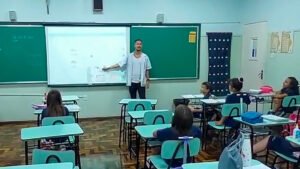 Aula de inglês ensina sobre insetos