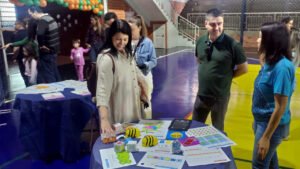 Famílias participam de atividades práticas na Mostra Mind Makers